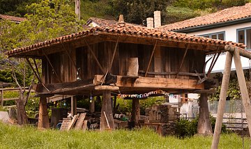 Nuestro hórreo junto a la huerta